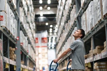 中年男士逛建材家具店