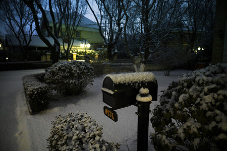 夜晚别墅摄影照片_别墅区雪景