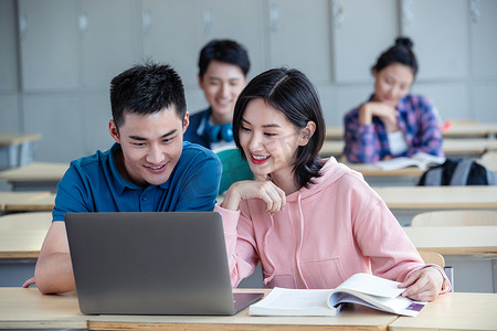 大学生在教室内上课学习