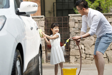 快乐父女擦洗汽车