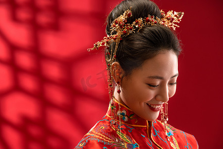 光影背景摄影照片_漂亮的中式新娘偷着笑