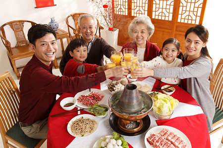 春节家庭摄影照片_幸福家庭过年吃团圆饭