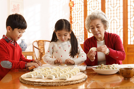 老人教孩子们学包饺子