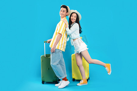 青年情侣一起拿着行李箱去旅游