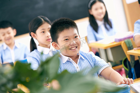 男孩在教室看书摄影照片_小学生在教室里