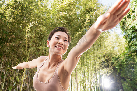 中老年锻炼摄影照片_户外练瑜伽的中老年女士