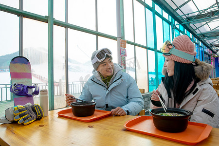 看完摄影照片_滑雪完的青年伴侣在餐厅用餐