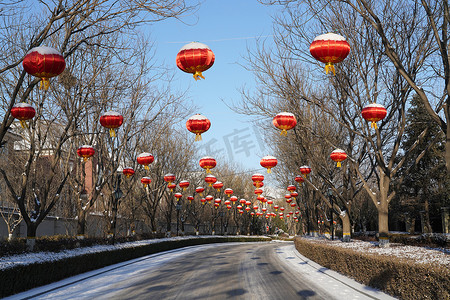 红色小路摄影照片_别墅区雪景