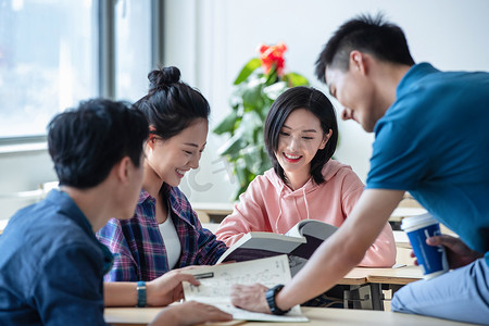 教室窗户摄影照片_大学生在教室内交流学习