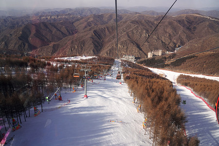 滑雪坡道摄影照片_滑雪场