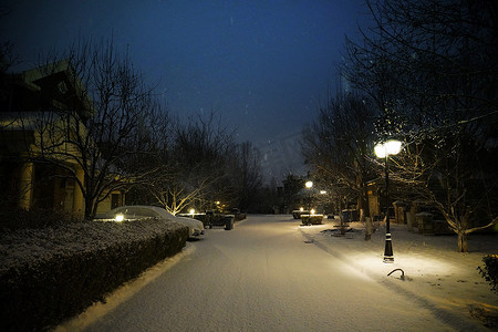 夜晚别墅摄影照片_别墅区雪景