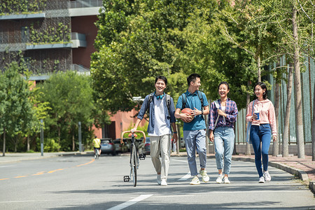 快乐的大学生在校园里步行