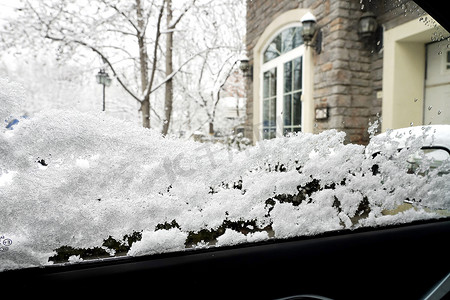 雪窗户摄影照片_车窗户上的雪