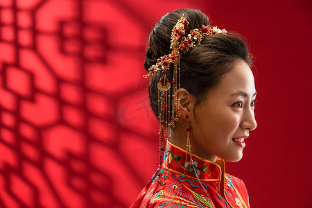 红色喜庆结婚摄影照片_漂亮的中式新娘侧面