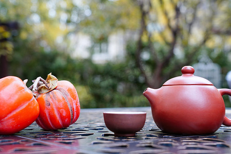 柿子文化摄影照片_户外桌子上摆放的柿子和茶具