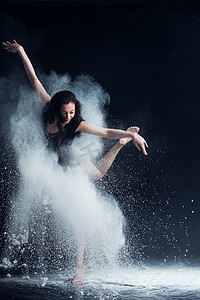 颁奖动态摄影照片_青年女人在跳芭蕾舞