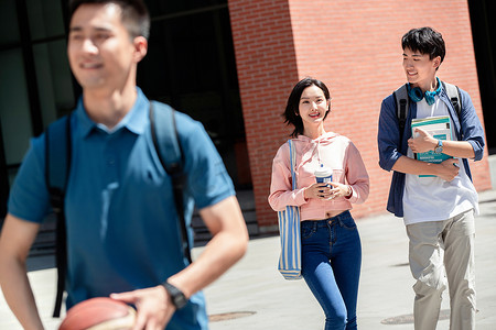 下课后的大学生在校园里