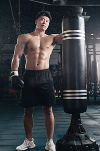 肌肉男图片摄影照片_男拳击手在健身房准备训练