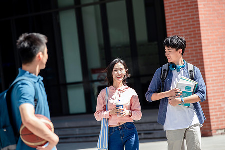 下课后的大学生在校园里