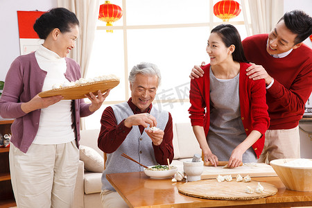 春节包饺子摄影照片_快乐家庭过新年包饺子