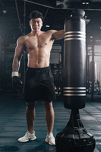 男拳击手在健身房准备训练
