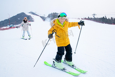 快乐的母子在滑雪场滑雪
