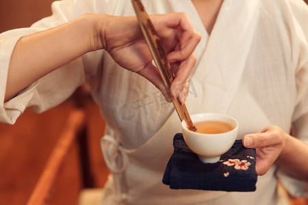 青年女人泡茶