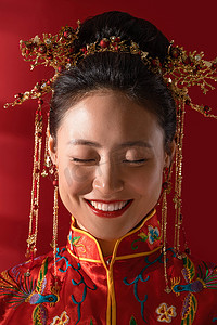 古典背景摄影照片_漂亮的中式新娘特写
