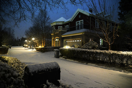 夜晚别墅摄影照片_别墅区雪景