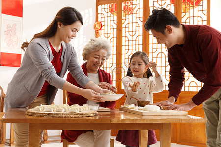 春节包饺子摄影照片_幸福家庭过年包饺子