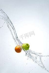 洗涤形状素材摄影照片_水中的水果