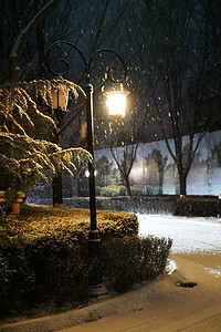 夜晚别墅摄影照片_别墅区雪景