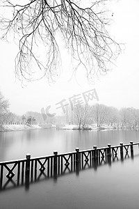 下雪后的湖边风景