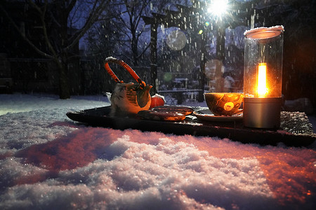 夜晚雪景摄影照片_茶具