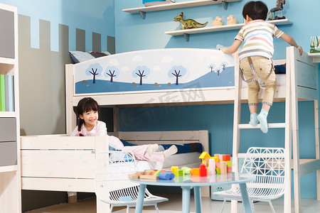 卡通蓝色家具摄影照片_两个孩子在上下铺床上玩耍