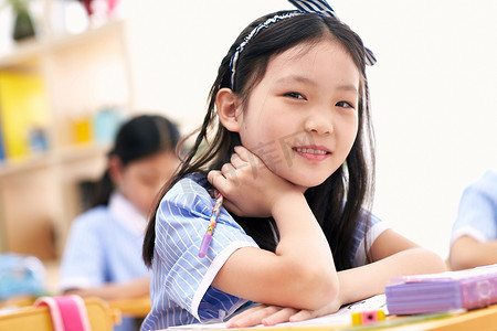 小学女生在教室里