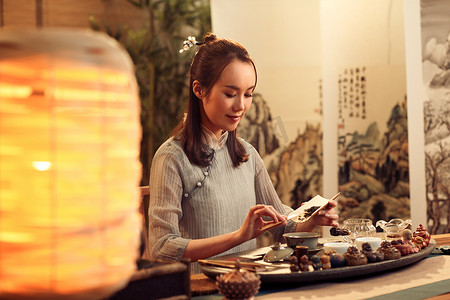 中国画女人摄影照片_青年女人展示茶艺