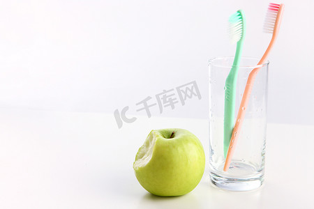 创意青苹果摄影照片_青苹果和牙刷