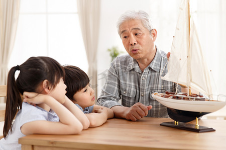 祖父陪孙辈在客厅玩耍