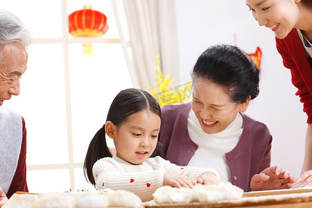 冬至团圆摄影照片_快乐家庭过新年包饺子