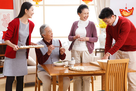 过年包饺子摄影照片_快乐家庭过新年包饺子