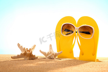 海边黄色摄影照片_沙滩拖鞋