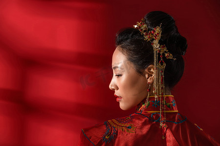 红色新中式婚礼摄影照片_漂亮的中式新娘