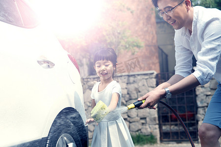 gif动态图图摄影照片_快乐父女擦洗汽车