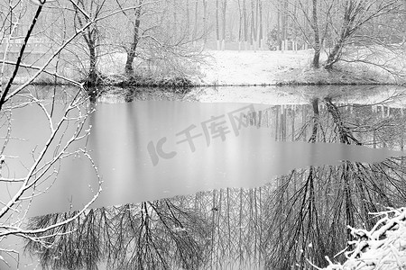 小雪摄影摄影照片_下雪后的湖边风景