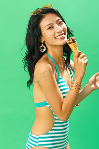 吃冰淇淋的女人摄影照片_吃冰淇淋的泳装美女