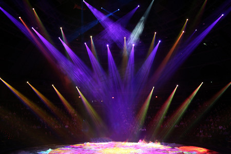 紫色灯光舞台摄影照片_剧院内舞台与灯光