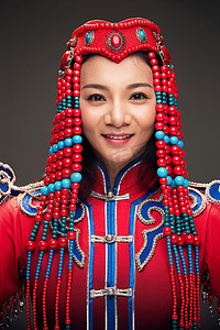 56民族摄影照片_穿着蒙古族服饰的女人