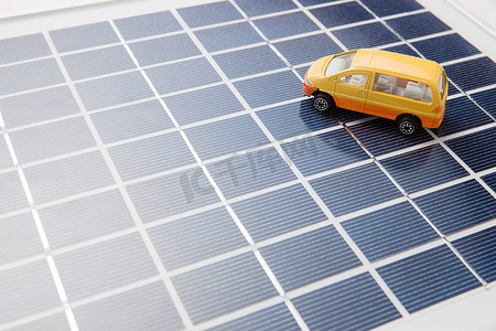 电人玩具摄影照片_汽车模型太阳能板