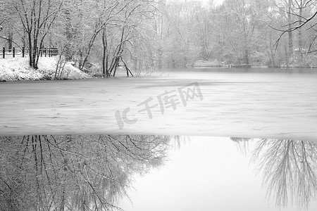 下雪后的湖边风景